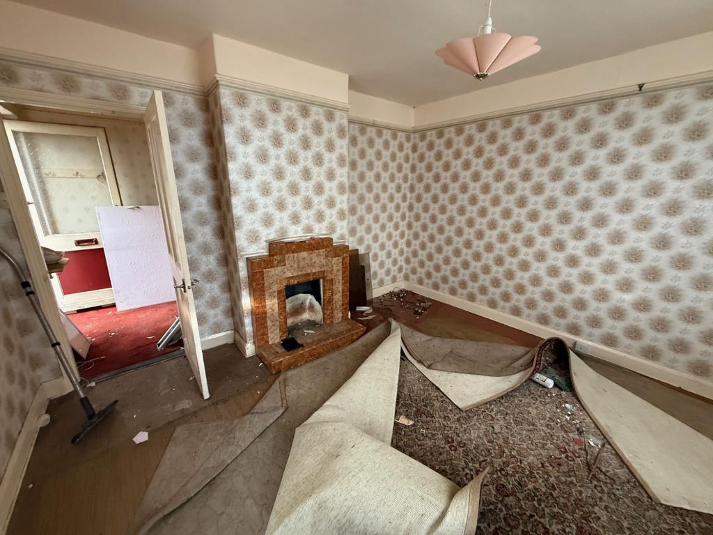 Lot: 155 - CHALET BUNGALOW FOR COMPLETE RENOVATION - Living room with fire place